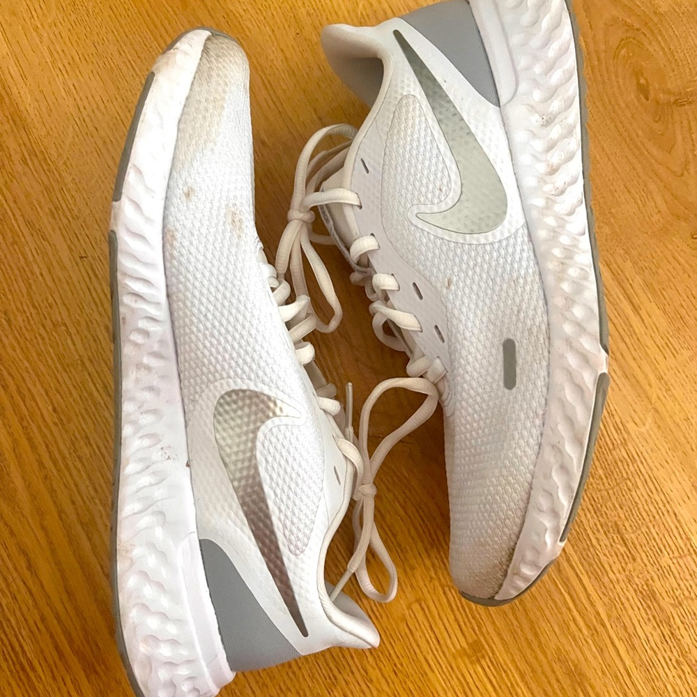 Women’s Nike Revolution 5 - Picture 1 of 2